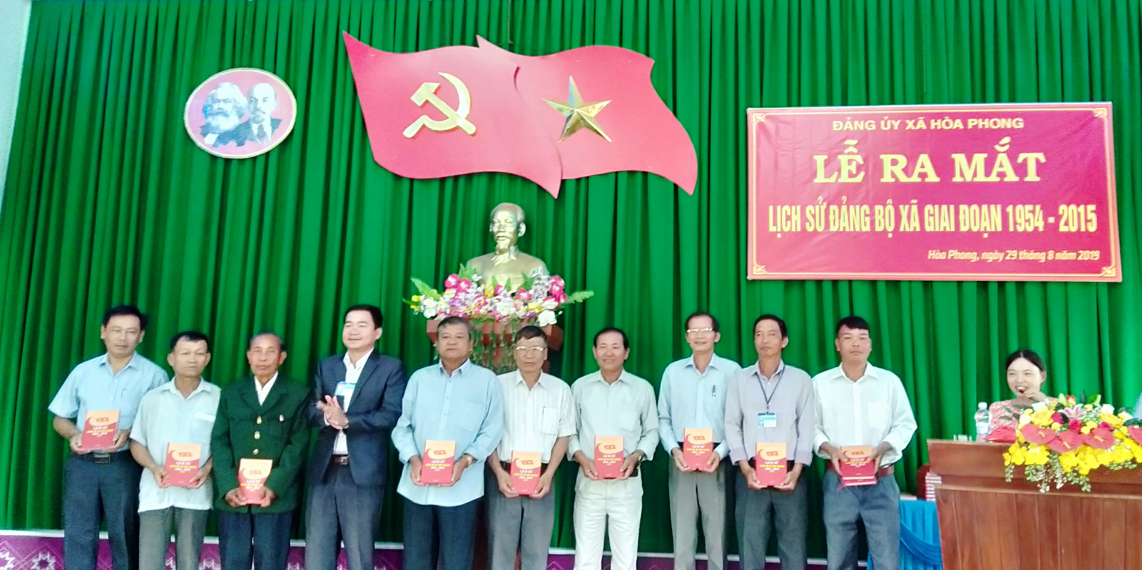 Ra mắt cuốn Lịch sử Đảng bộ xã Hòa Phong giai đoạn 1954 -2015