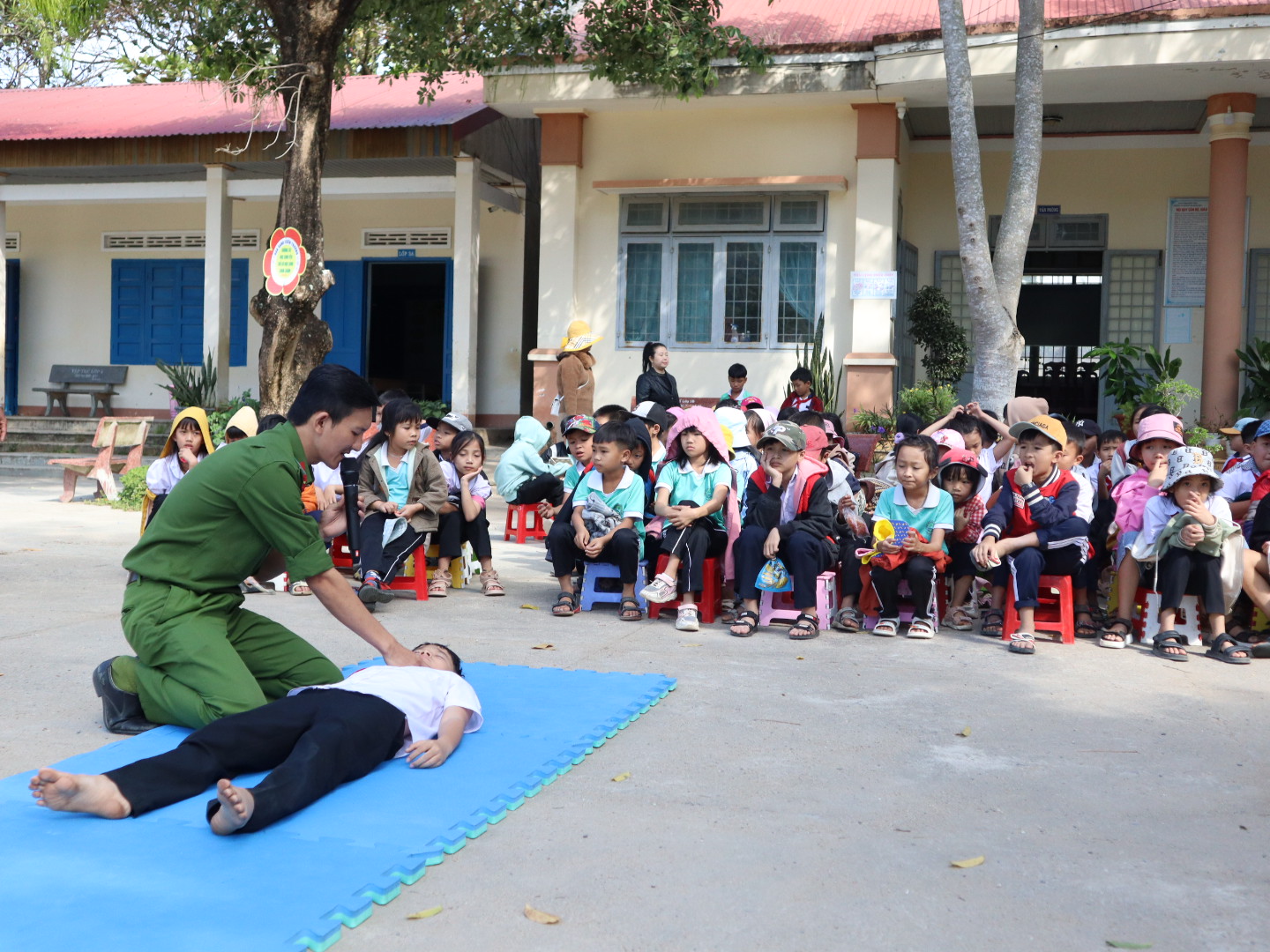 Trường Tiểu học Nguyễn Thị Minh Khai tổ chức hoạt động ngoại khoá cho học sinh, giáo viên nhà trường