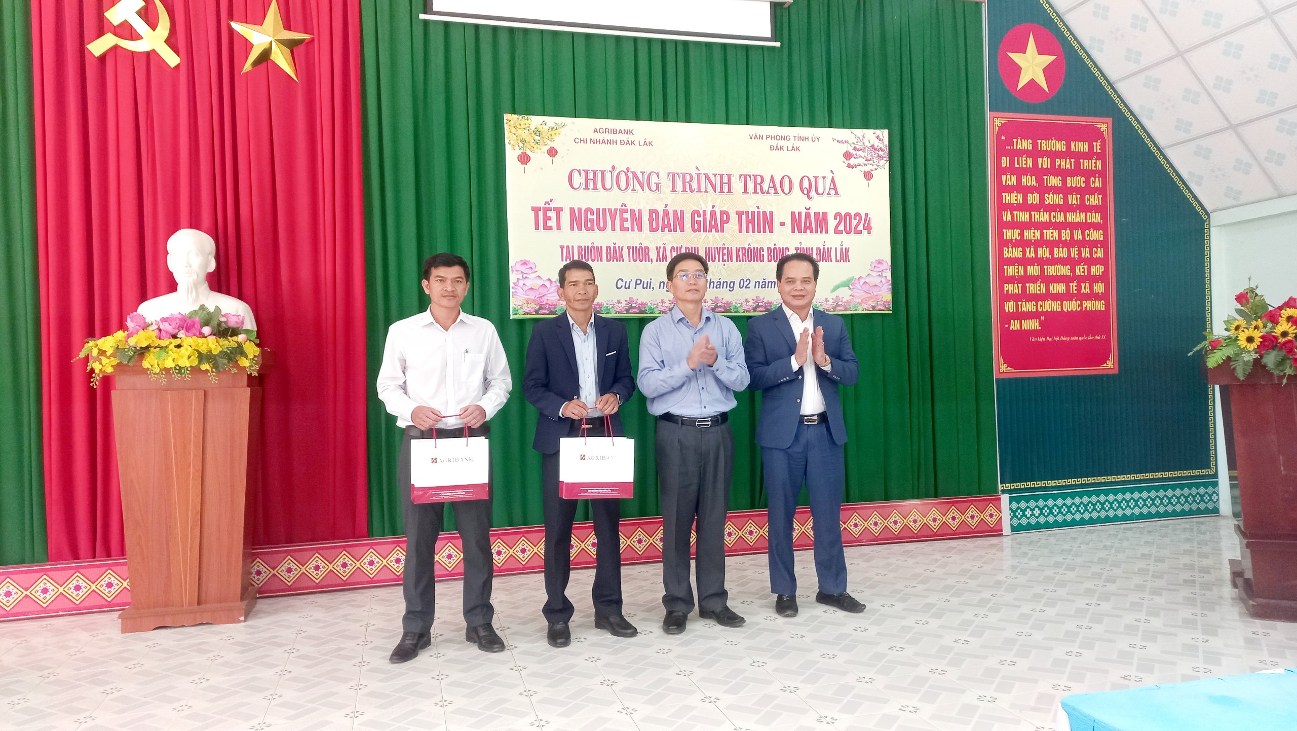 Bí Thư Tỉnh uỷ Nguyễn Đình Trung trao 300 suất quà cho đồng bào vùng căn cứ Xã Cư Pui huyện Krông Bông