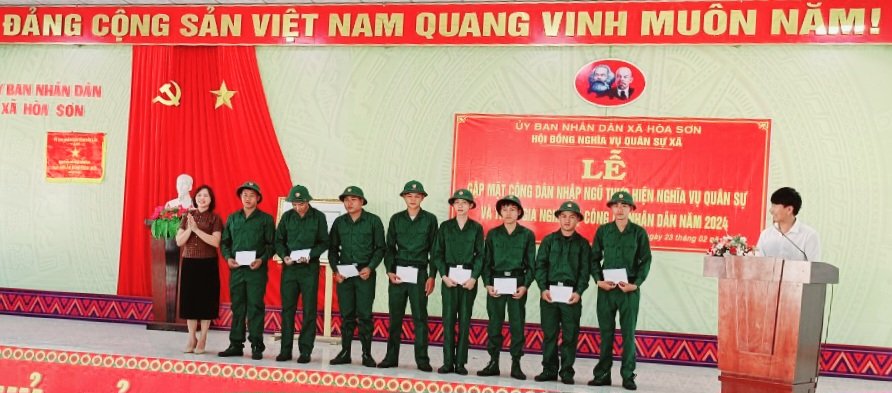 Xã Hoà Sơn gặp mặt, tặng quà tân binh lên đường nhập ngũ Năm 2024