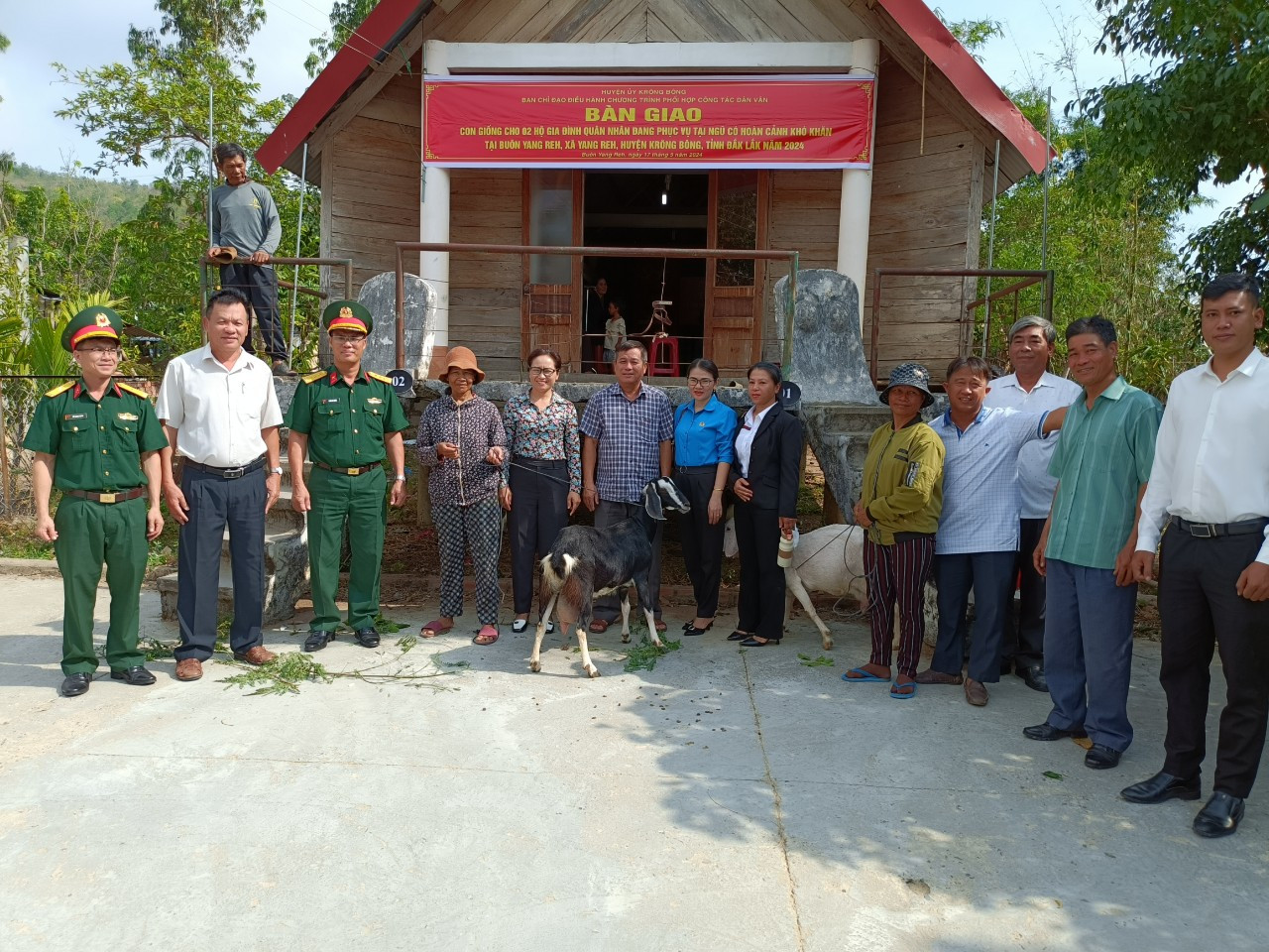 Bàn giao con giống cho các hộ gia đình có hoàn cảnh khó khăn có con đang tại ngũ trong Quân đội Nhân dân Việt Nam