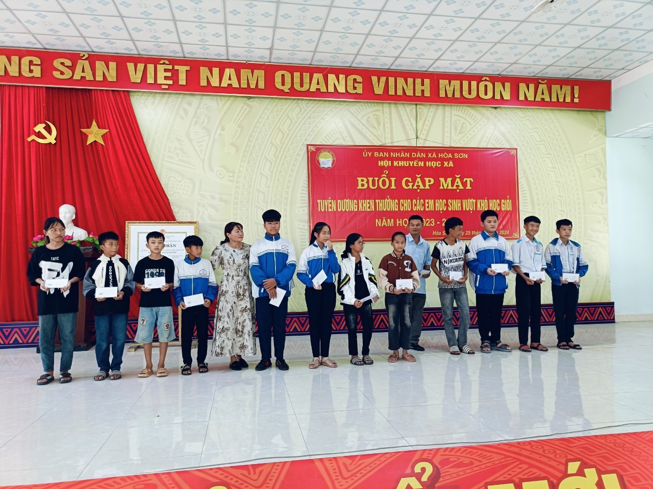 Trao 40 suất quà cho các em học sinh vượt khó học giỏi