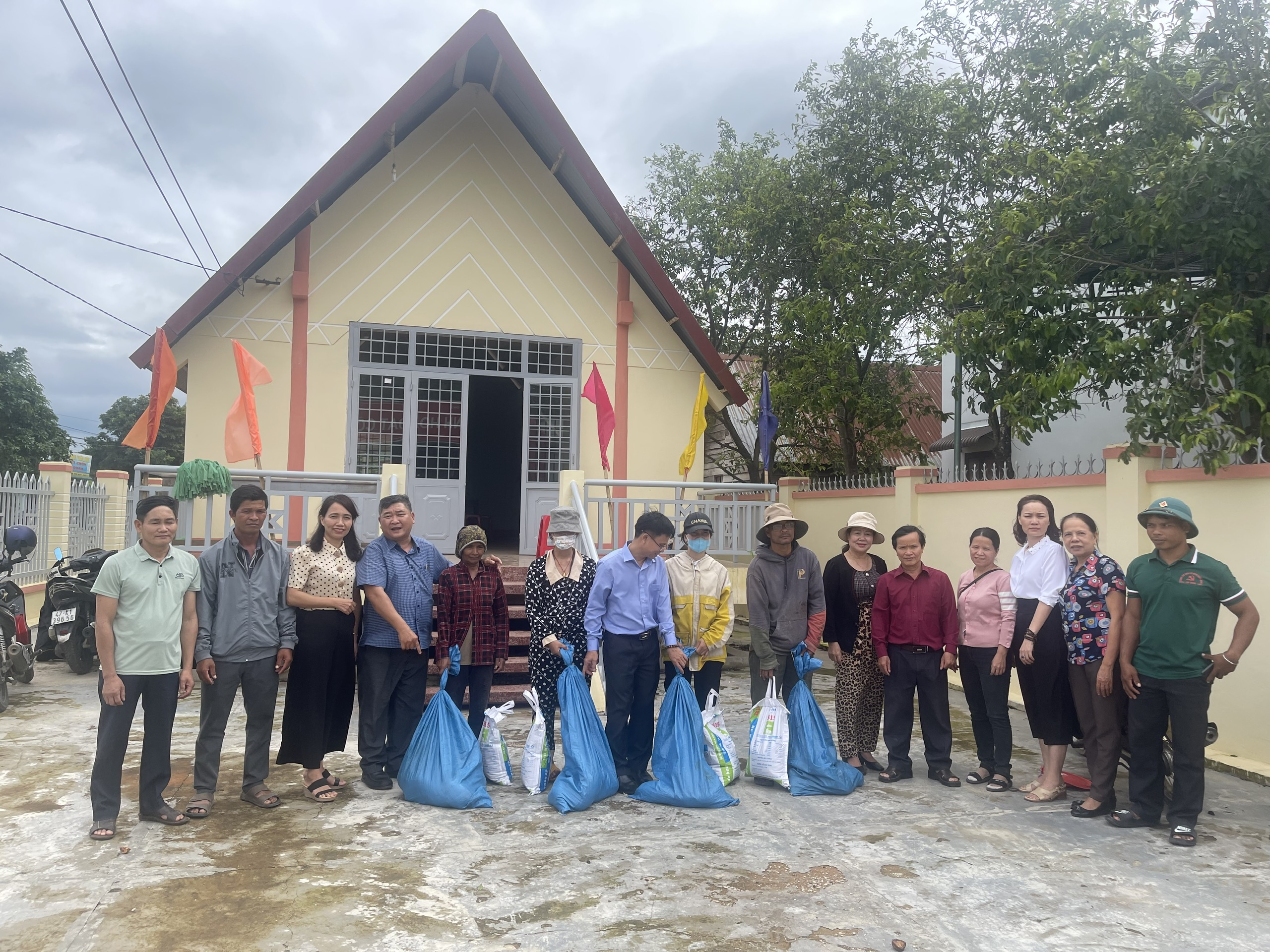 Các tổ chức ông đoàn cơ sở hỗ trợ con giống cho các hộ gia đình có hoàn cảnh đặc biệt khó khăn buôn kết nghĩa