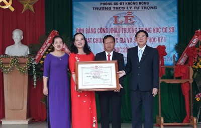 Trường THCS Lý Tự Trọng, xã Hòa Thành nhận bằng công nhận trường đạt chuẩn Quốc gia