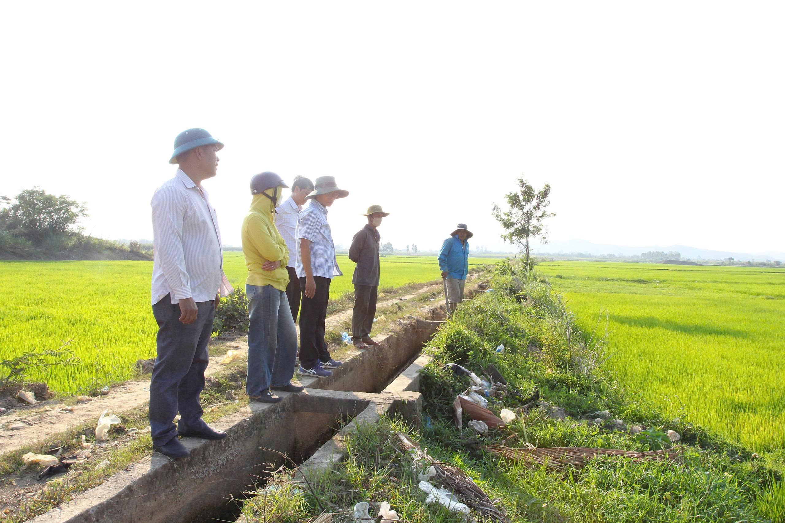 Lãnh đạo UBND xã Krông Bông  kiểm tra hệ thống kênh mương nội đồng, chủ động điều tiết nước phục vụ vụ Đông Xuân 2025 – 2026