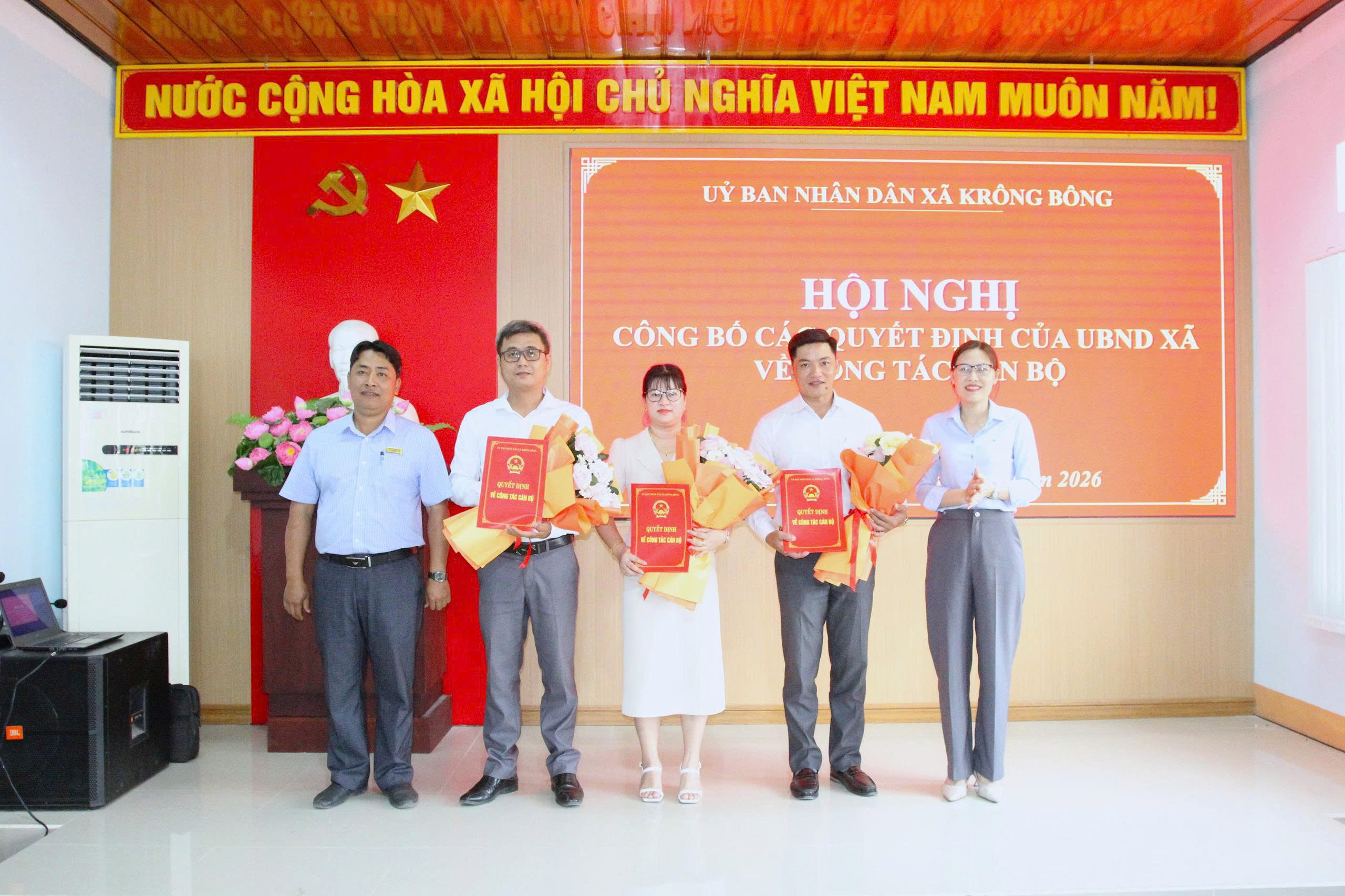 UBND xã tổ chức hội nghị công bố các quyết định về công tác cán bộ