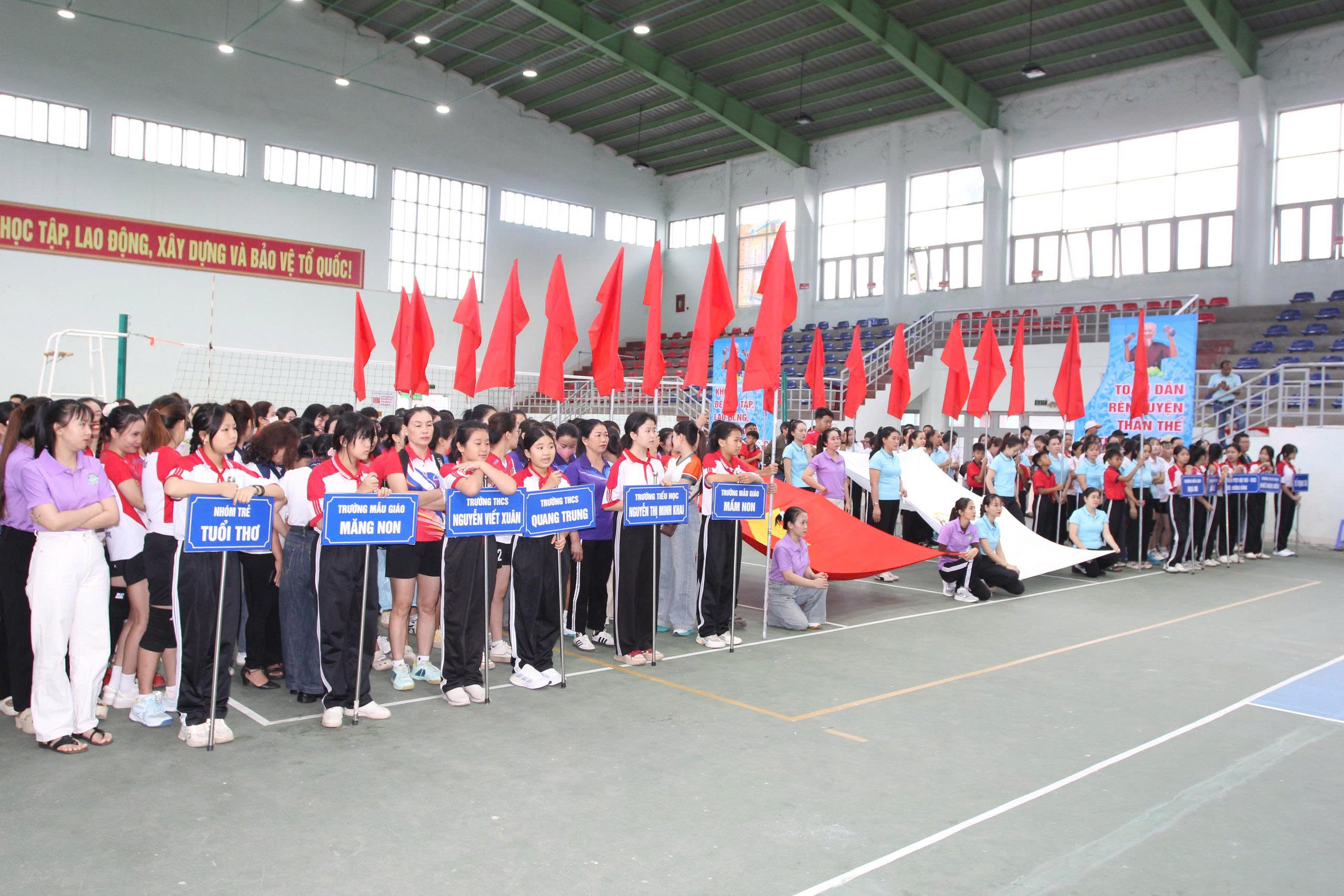 UBND xã Krông Bông khai mạc hội thao truyền thống chào mừng ngày nhà giáo việt nam 20-11