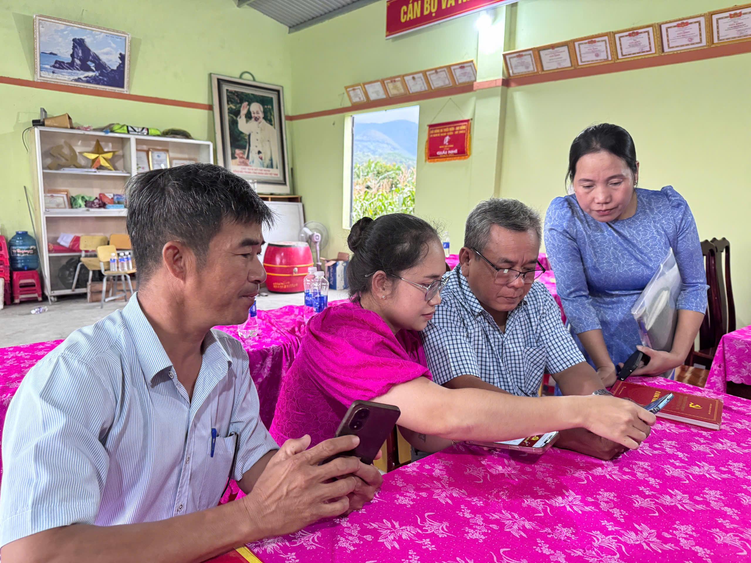 Đảng bộ xã Krông Bông triển khai sử dụng “Sổ tay đảng viên điện tử” – bước tiến trong chuyển đổi số công tác Đảng