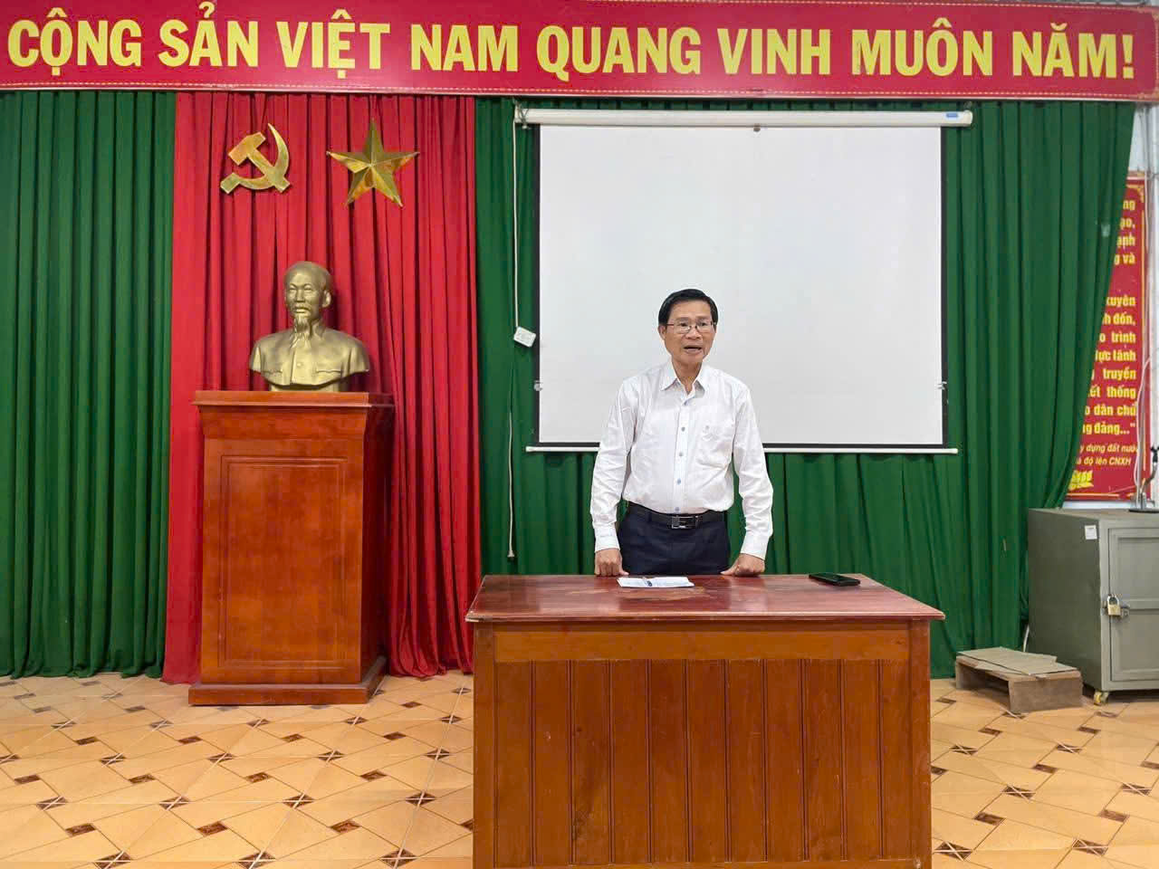 Chủ tịch UBND xã Krông Bông chỉ đạo Ban tự quản 30 thôn chủ động phòng chống lũ