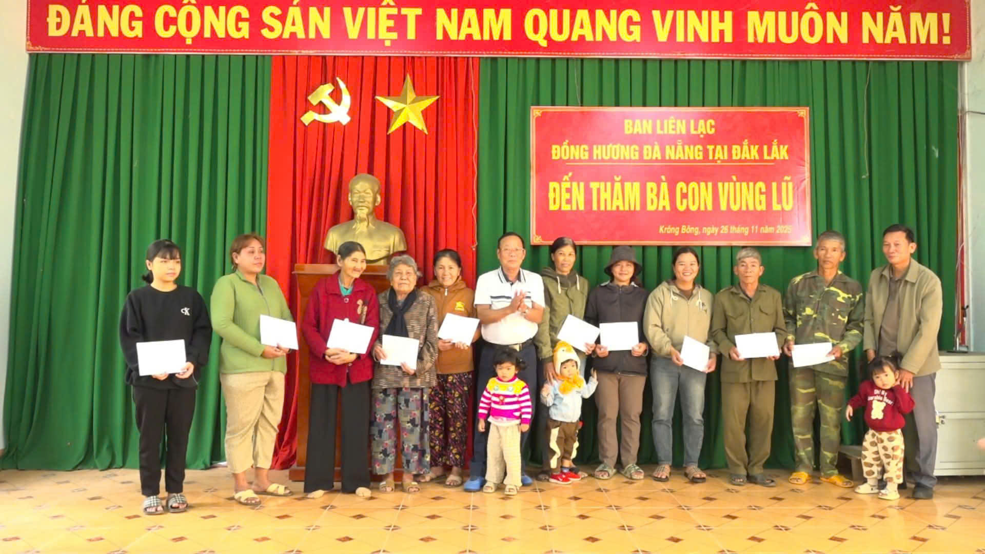 Trao 50 suất quà cho bà con xã Krông Bông bị ảnh hương do mưa lũ.