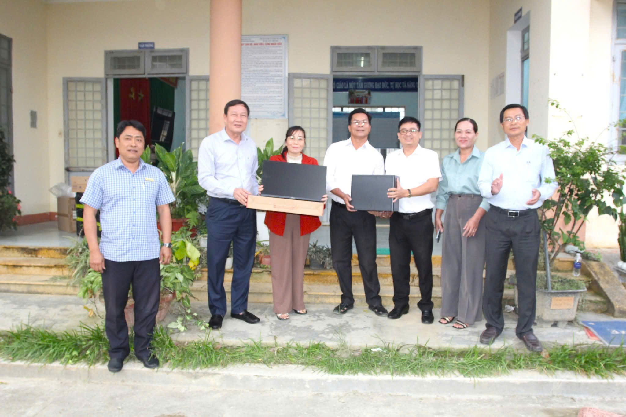 Bí thư Đảng ủy phường Buôn Ma Thuột trao 10 dàn vi tính cho học sinh Trường Tiểu học Nguyễn Thị Minh Khai