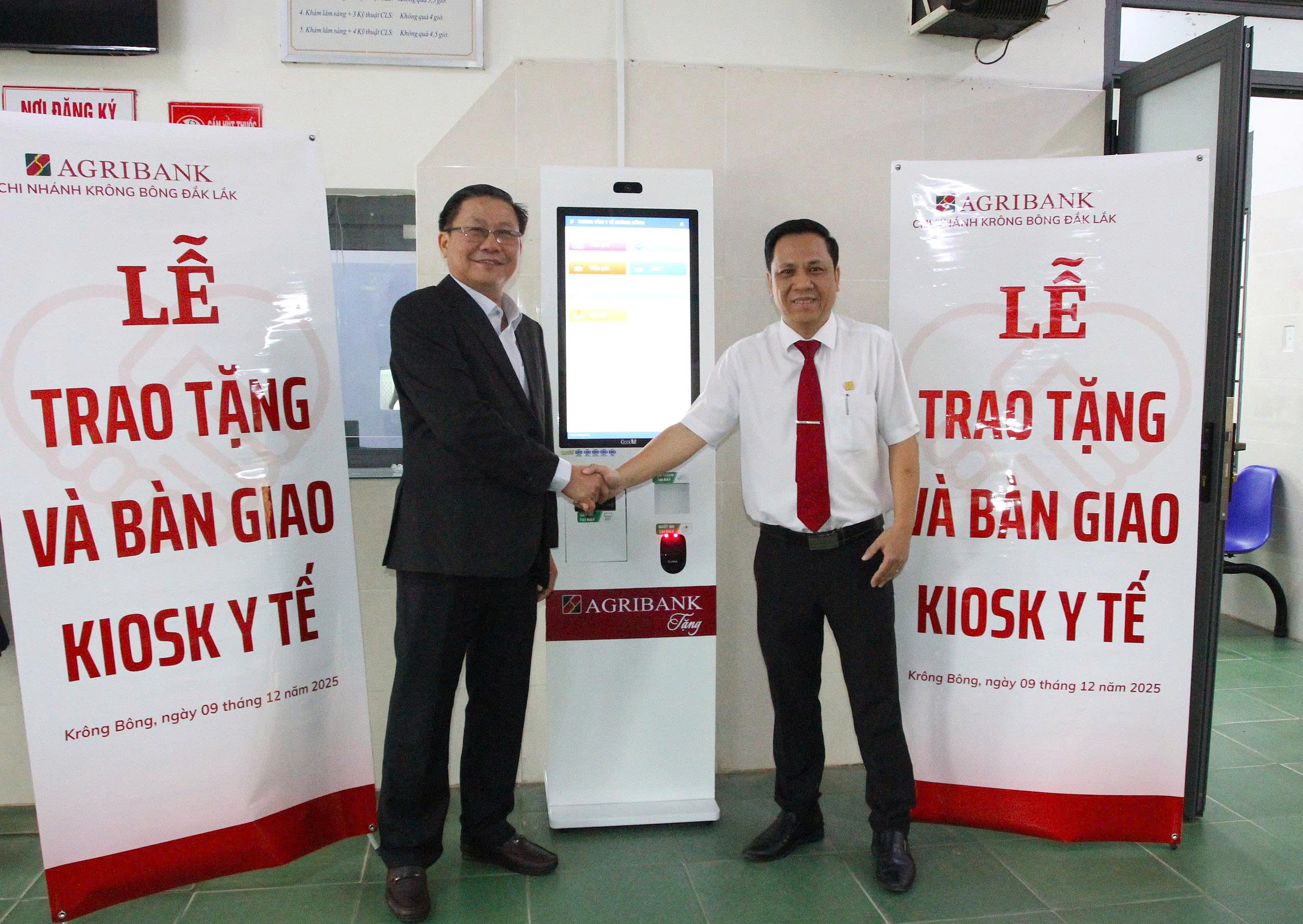 Agribank Krông Bông trao tặng kiosy y tế thông minh cho Trung tâm Y tế Krông Bông