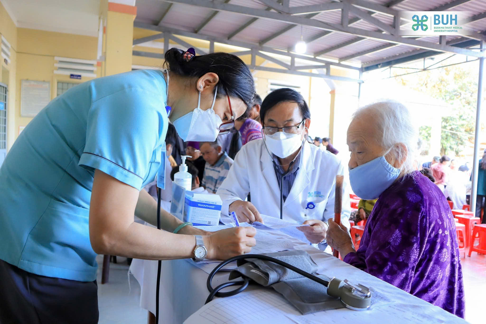 Trường Đại học Y Dược Buôn Ma Thuột khám và cấp thuốc miễn phí cho 500 người dân xã Krông Bông