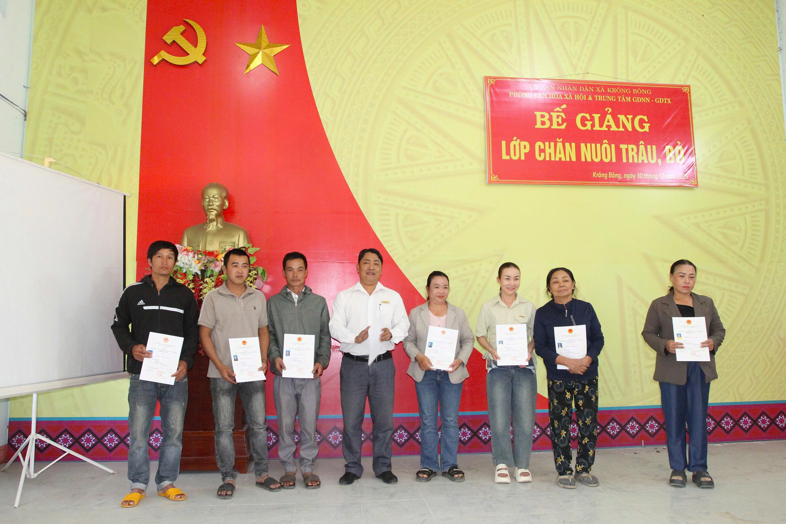 Xã Krông Bông bế giảng lớp chăn nuôi trâu, bò khóa II, năm 2025