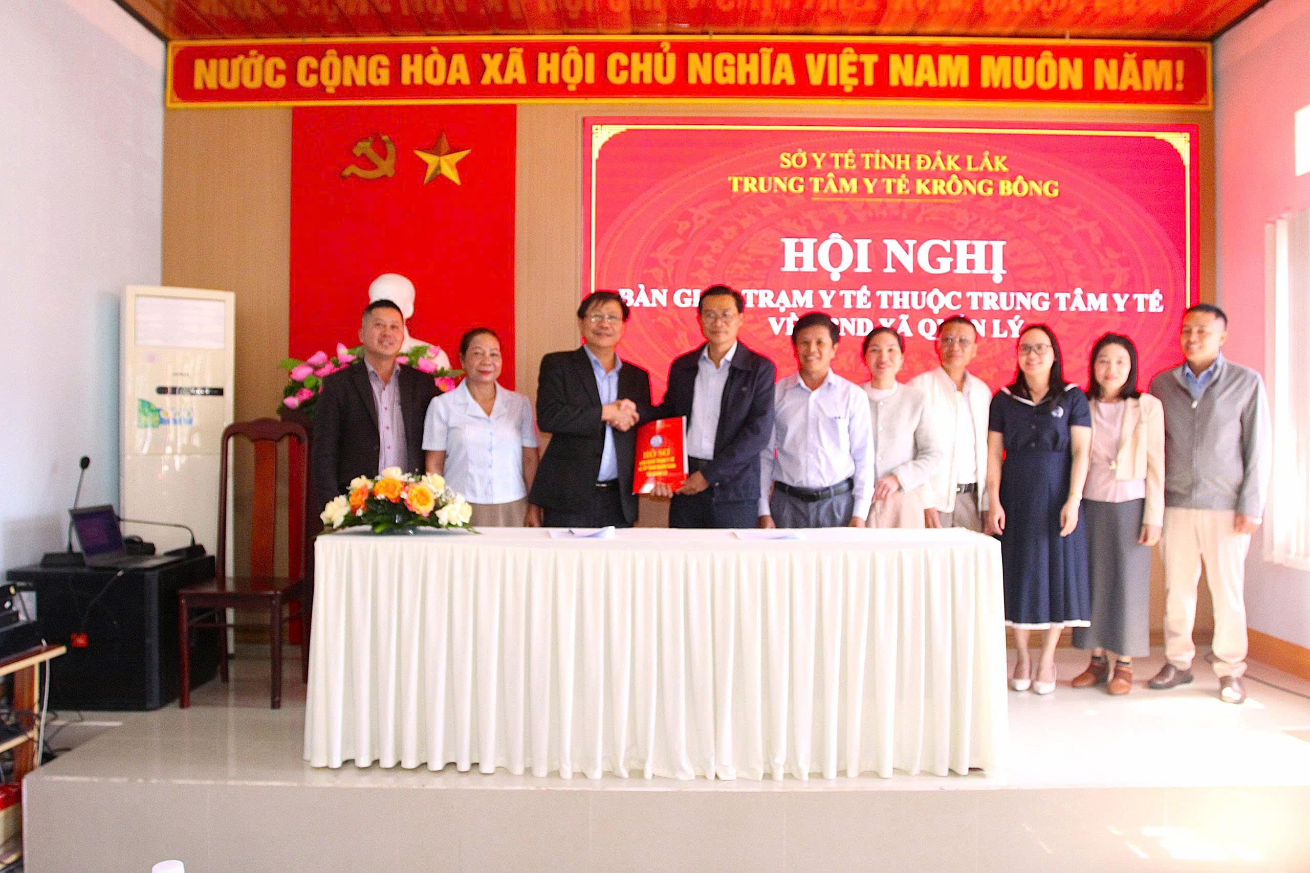 UBND xã Krông Bông ký kết, nhận bàn giao trạm y tế cấp xã  về trực thuộc UBND xã quản lý