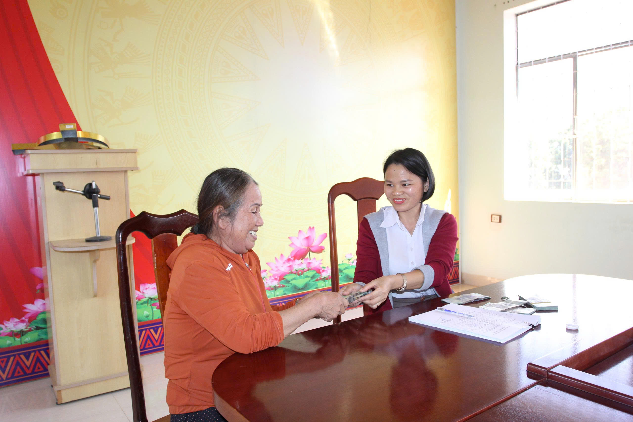 Phòng Kinh tế xã Krông Bông trao tiền hỗ trợ cho người dân bị thiệt hại do dịch tả lợn châu phi