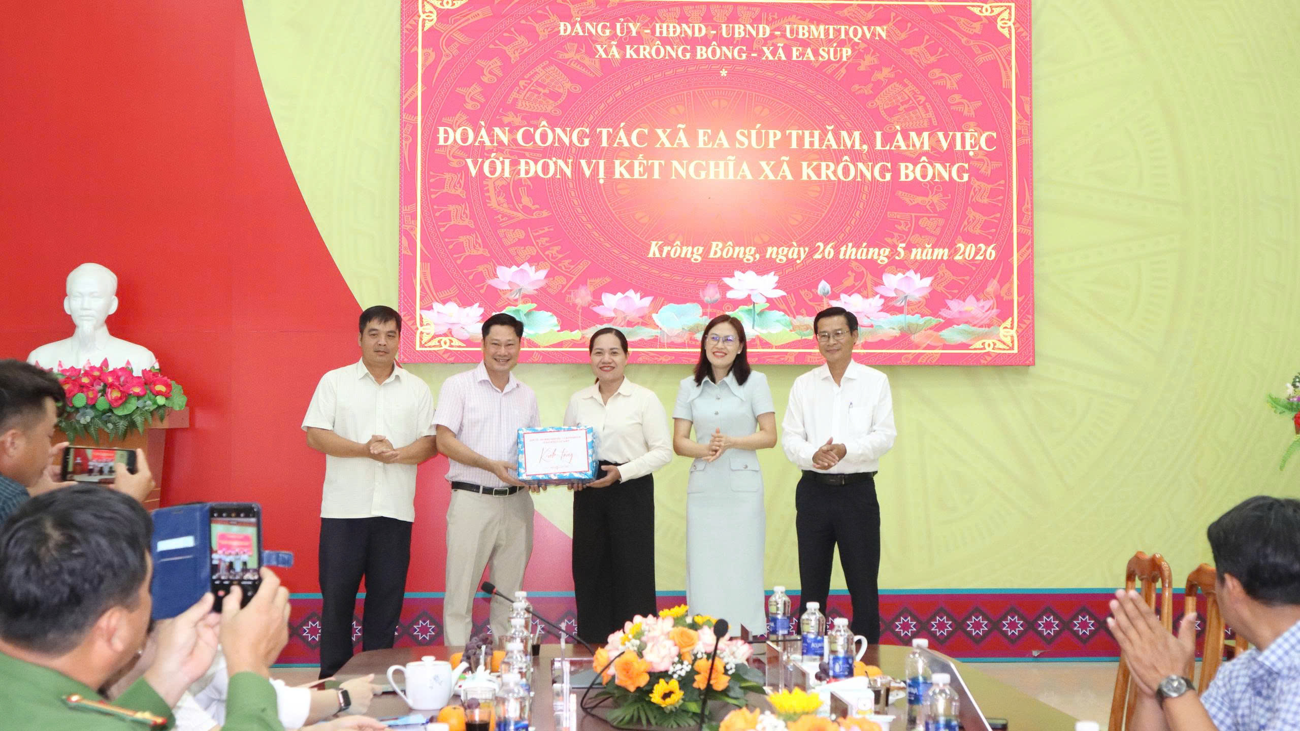 Đoàn công tác xã Ea Súp thăm và làm việc tại xã Krông Bông